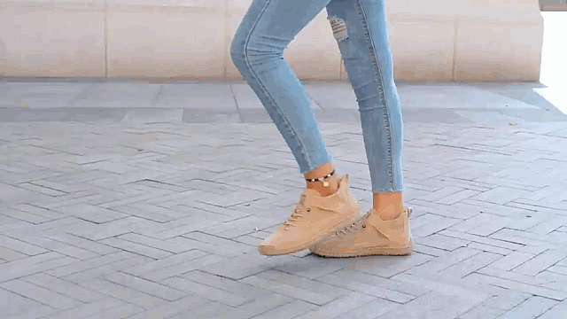 Demonstration of the roomy shape and flexibility of the Elara shoe